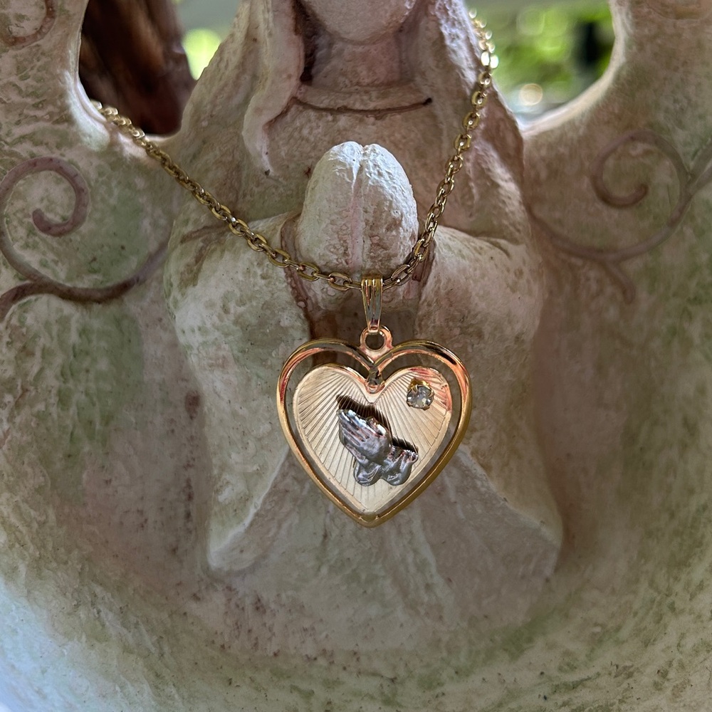 GOLD PLATED VINTAGE PRAYING HANDS NECKLACE PENDANT RELIGIOUS DIAMOND HEART